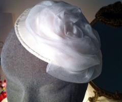 "Circe"con fiore in organza di seta