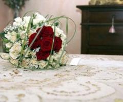 Bouquet con rosa rossa per la sposa