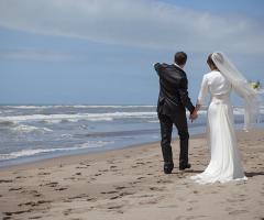 Gli sposi in riva al mare