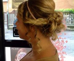 Ricci e Capricci - Acconciatura raccolta con treccia e cerchietto