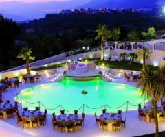 Ricevimento di matrimonio a bordo piscina