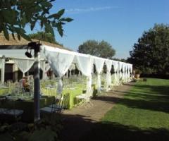 Allestimento di un matrimonio in verde sotto il gazebo