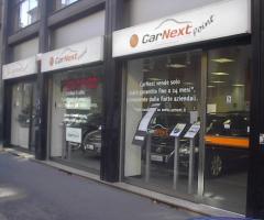 Esterno del salone delle automobili per l\'auto degli sposi