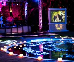 Allestimento della piscina per un ricevimento di matrimonio serale