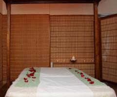 Lettino per massaggi con petali di fiori