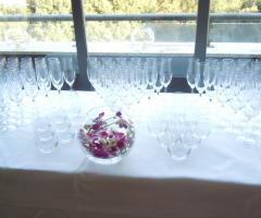 Tavolo allestito per il brindisi agli sposi