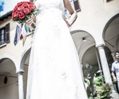 Foto della sposa con gli occhiali da sole