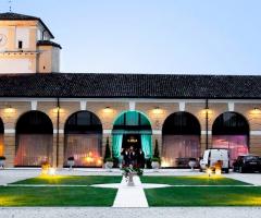 Location di matrimonio con luci colorate