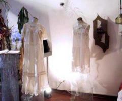 Atelier Il Bagatto - Abiti da sposa d'epoca esposti all'interno dell'atelier