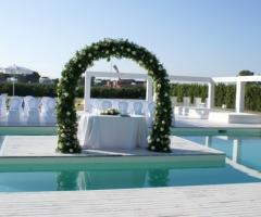 Arco di rose bianche per la cerimonia di nozze in piscina