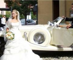 Sposi con la macchina di nozze