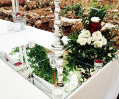 Allestimenti floreali con rose rosse e lisianthus bianchi