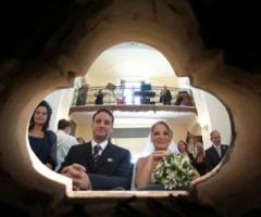 Gli sposi durante la funzione nuziale