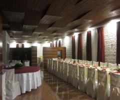 Ristorante Piccolo Mondo - Allestimento dei tavoli