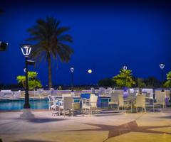 Regina Bona Sforza Ricevimenti - I tavoli all'aperto a bordo piscina