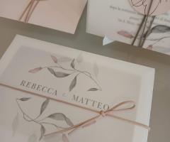 Partecipazione floreale a forma di scatola con cordino in  e tag personalizzato - Eliotecnica Balbi Wedding