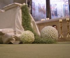 Addobbi floreali per il banco degli sposi