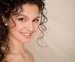 Trucco arancio e capelli naturali per la sposa