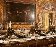 Allestimento del tavolo del buffet nuziale con candelabri