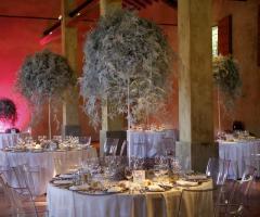 Alzate di foglie bianche per i tavoli di nozze