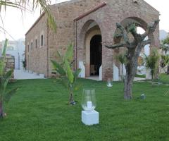 Casale immerso nel verde per matrimoni