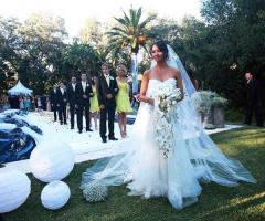 La sposa con il suo bouquet a cascata di orchidee