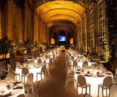 Allestimento della sala con tavoli luminosi