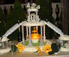 Torta nuziale decorata con calle