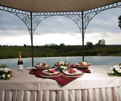 La torta nuziale servita sotto il gazebo in ferro