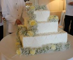 Torta nuziale decorate con fiori freschi by Fioreria Rondinini