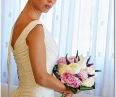 Sposa con bouquet prima della cerimonia
