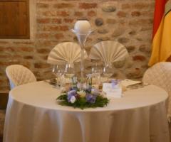 Allestimento floreale del tavolo degli sposi