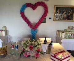 Bang Bang Wedding - Addobbo floreale e cuore con i palloncini per gli sposi