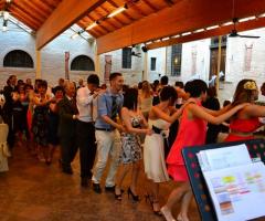 Invitati che fanno il trenino a suon di musica durante il ricevimento