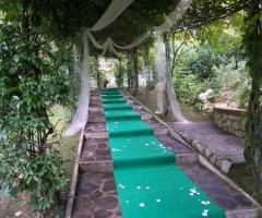 Ingresso con viale e arco di fiori