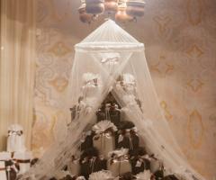 Il tavolo delle bomboniere allestito come un baldacchino