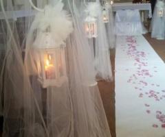 Addobbi con candele e tulle per la chiesa