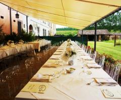 Tavoli allestiti per un matrimonio in giardino