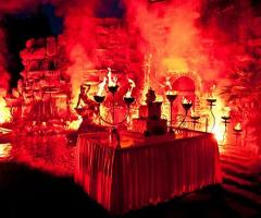 Divertenti giochi pirotecnici nel giardino della villa