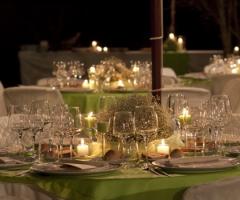 Addobbi in verde per il ricevimento di matrimonio di sera