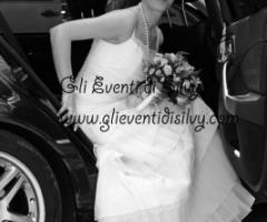 Sposa sull'auto da cerimonia all'arrivo in chiesa