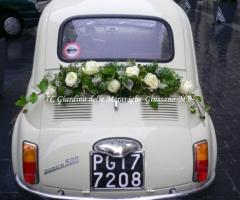 Addobbo floreale per la macchina degli sposi