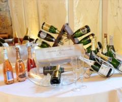 Tavolo del vino al banchetto di nozze