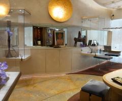 Gli interni della gioielleria Daverio1933 a Bergamo