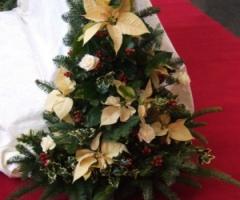 Decorazione floreale per la chiesa per un matrimonio natalizio