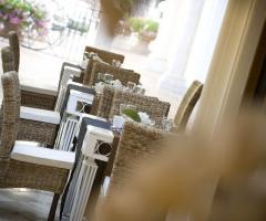 Tavoli allestiti per un matrimonio chic all'aperto