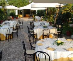Tavoli e gazebi immersi nella natura all'Hotel Villa d'Amato