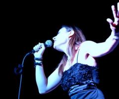 Mariangela Ungaro degli Stardust Music Group si esibisce ad un matrimonio