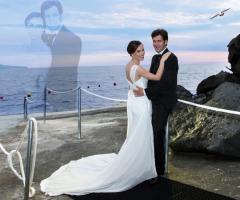 Sposi e paesaggio romantico by Nicola Improda