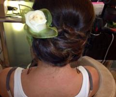 Acconciatura con rosa